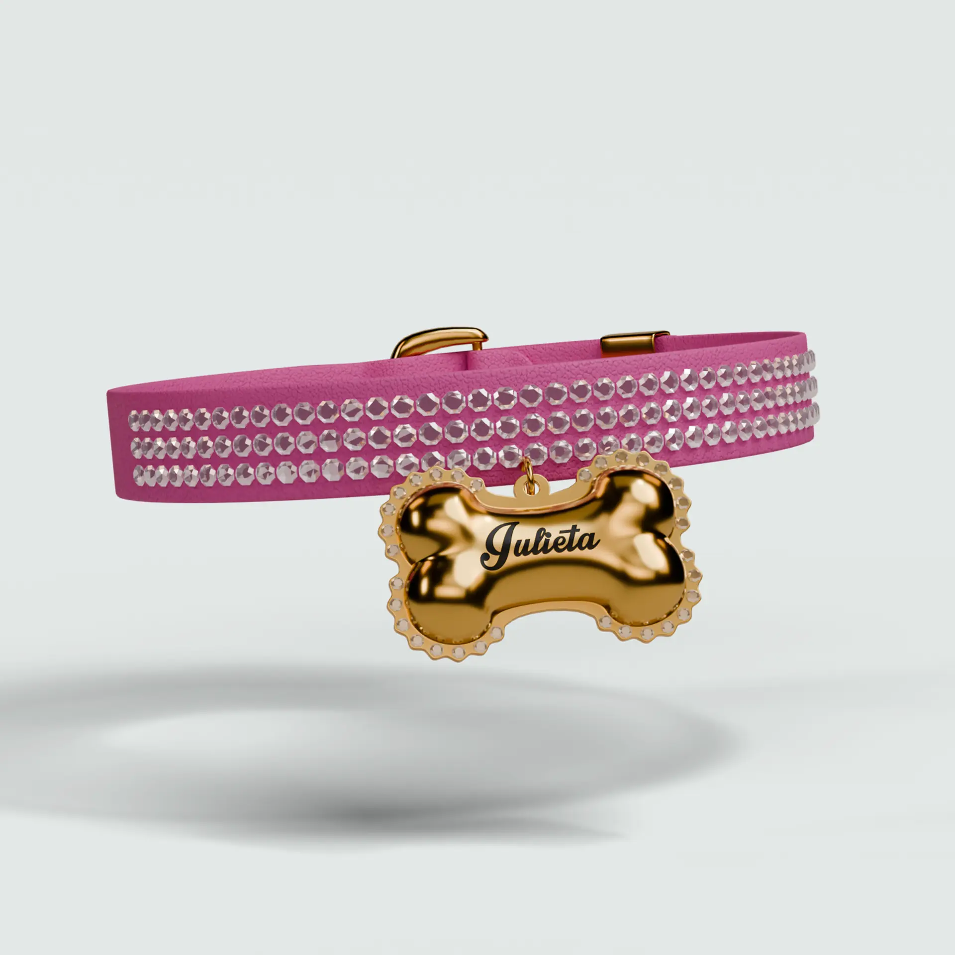 Coleira rosa com pingente dourado escrito Julieta