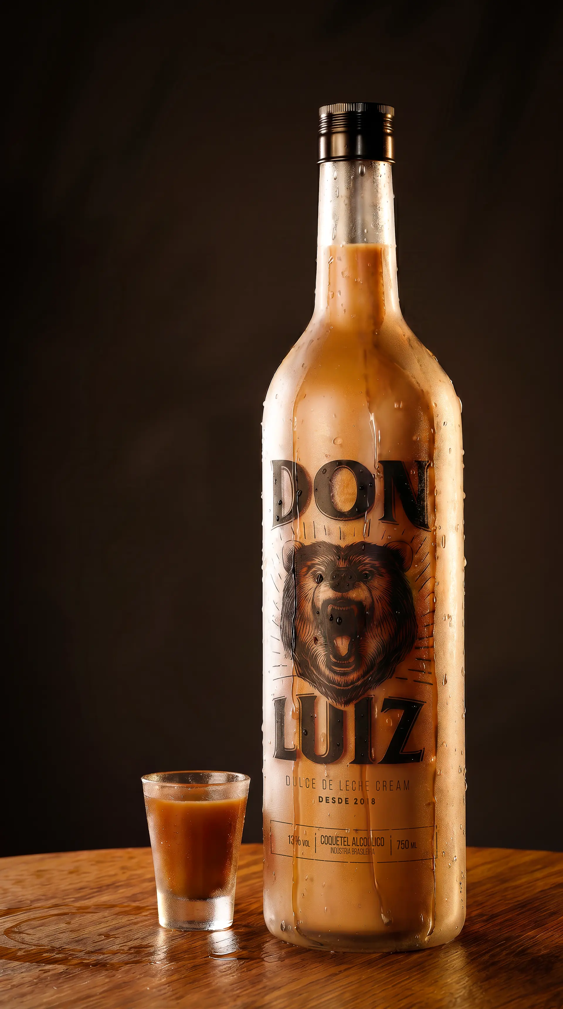 Garrafa Don Luiz com dose servida sobre mesa de madeira