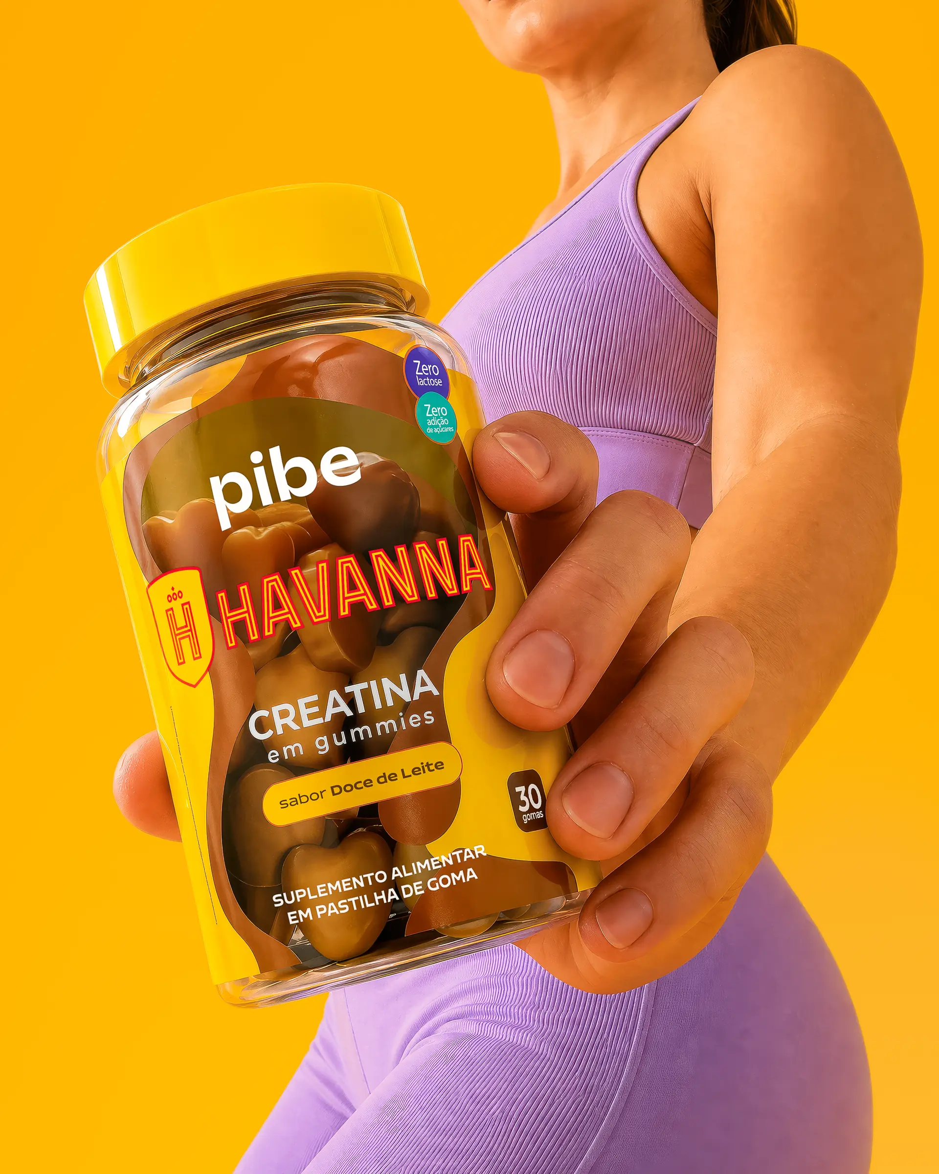 Modelo segurando o pote Pibe × Havanna em primeiro plano